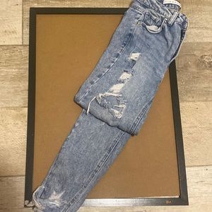 Hi I’m selling Tinseltown jeans.